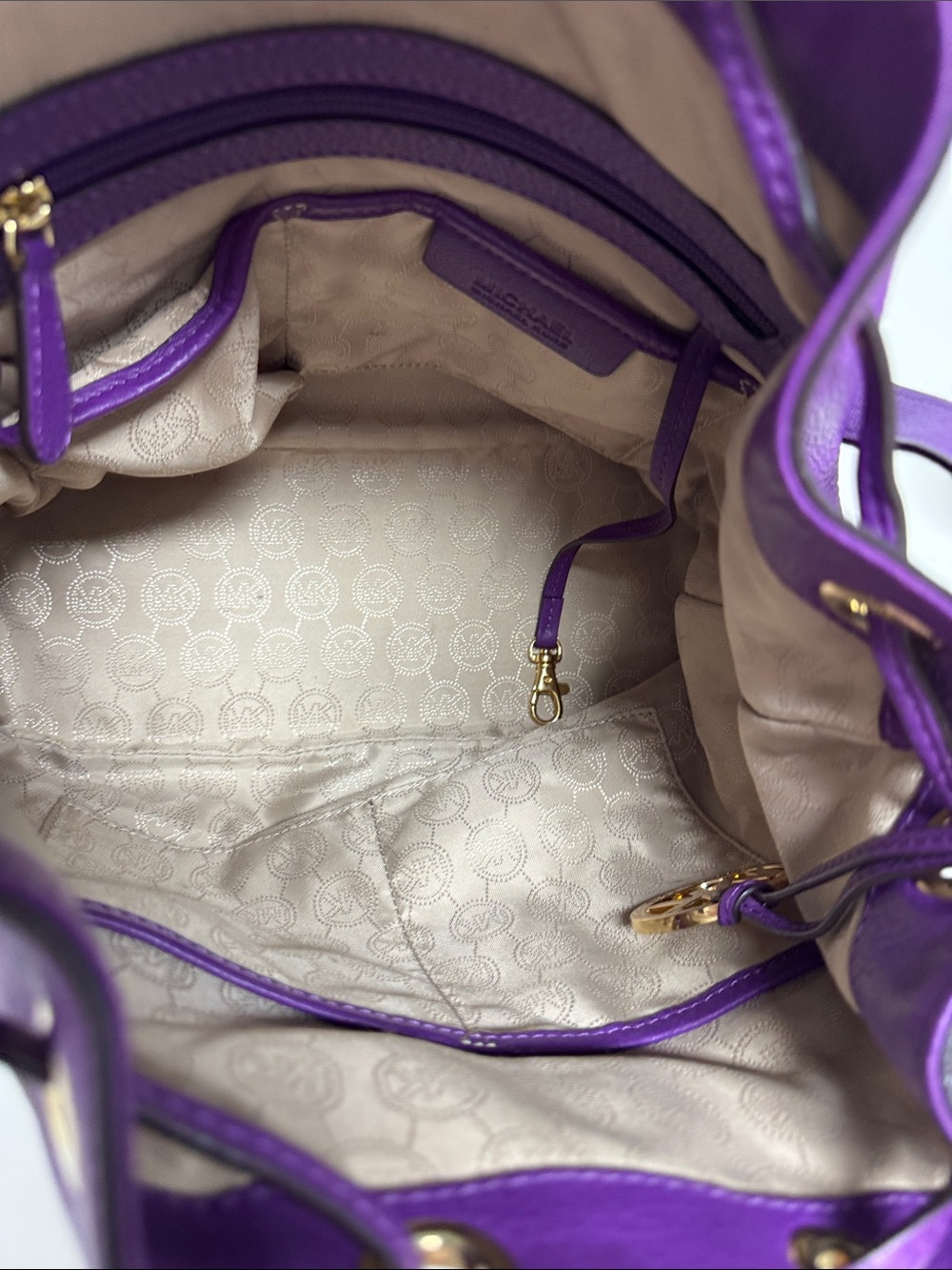 Michael Kors Jules drawstring crossbody bag - Picture 4 of 9